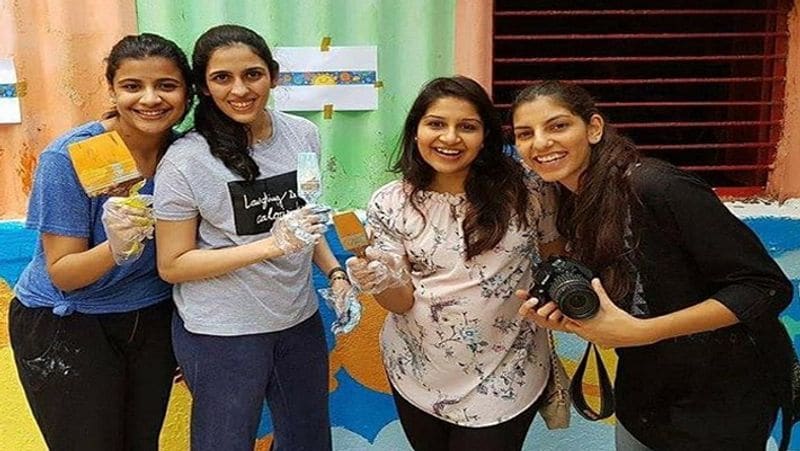 ConnectFor संस्था के को-वर्कर्स के साथ श्लोका मेहता मुंबई के एक स्टेशन पर रंग-रोगन का काम कर रही हैं। यह तस्वीर उसी मौके की है।