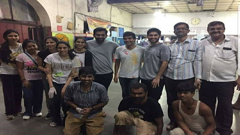 सामाजिक संस्था ConnectFor के एक कार्यक्रम में अपने को-वर्कर्स के साथ श्लोका मेहता। यह संस्था गरीबों की सहायता के लिए भी कई तरह की योजनाएं चलाती है। 