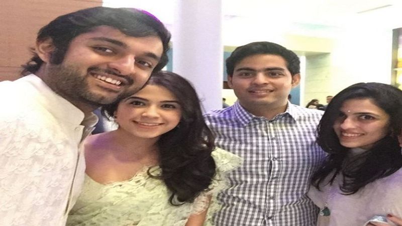 श्लोका मेहता की आकाश अंबानी से काफी पहले से दोस्ती थी। रशेल और अंबानी फैमिली के मेंबर्स का एक-दूसरे के यहां आना-जाना लगा रहता था। आकाश अंबानी और एक दोस्त के साथ श्लोका मेहता की एक पहले की तस्वीर। 