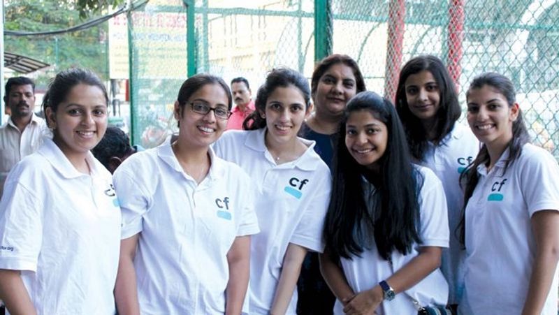 सामाजिक संस्था ConnectFor के वॉलियन्टर्स के साथ श्लोका मेहता की तस्वीर। इस संस्था के मेंबर आज भी सोशल वर्क से जुड़े कई तरह के काम कर रहे हैं। श्लोका मेहता भी इसमें भागीदारी करती हैं। 