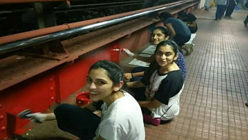 यह तस्वीर साल 2016 की है। इसमें श्लोका मेहता ने ConnectFor टीम के साथ मुंबई सैंडहर्स्ट रोड रेलवे स्टेशन पर पेंटिंग का काम करती दिख रही हैं।