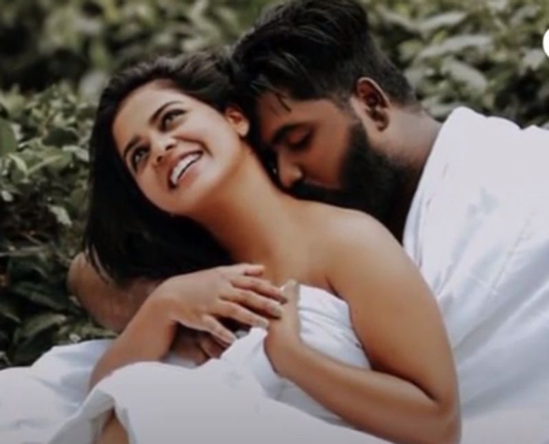 హ్యాపీ కపుల్స్ విజయరహస్యం నిజాయితీగా ఉండడమే. వీరు ఒకరిపట్ల ఒకరు నిజాయితీగా ఉండడం వల్ల సంతోషకరమైన జీవితాన్ని గడుపుతారు. అంతేకాని ఒకరి సంతోషం కోసం మరొకరి మీద ఆధారపడరు. ఇలాంటి విషయాలకు ఈ జంటలు సమయాన్ని వృథా చేసుకోరు. సంతోషం కోసం సోషల్ మీడియాపై ఆధారపడరు. తమ సంతోషంతో ఇతరుల్ని అసూయపడేలా చేయాలనో, వారికి ఏదో నిరూపించుకోవాలనో ఆశించరు.