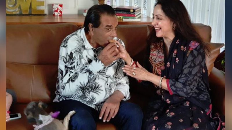 डेक्कन क्रॉनिकल के साथ एक इंटरव्यू में हेमा ने धर्मेंद्र से शादी करने के अपने फैसले के बारे में बात की थी। उन्होंने बताया कि वो अपने प्यार के कारण कभी किसी को चोट नहीं पहुंचाना चाहती थी। धर्मेंद्र की पहली पत्नी को भी नहीं और इसलिए, उन्होंने कभी भी उनके जीवन में घुसपैठ नहीं की। उन्होंने कहा कि उन्होंने धर्मेंद्र को उनकी पहली पत्नी और बच्चों से कभी दूर नहीं किया।
