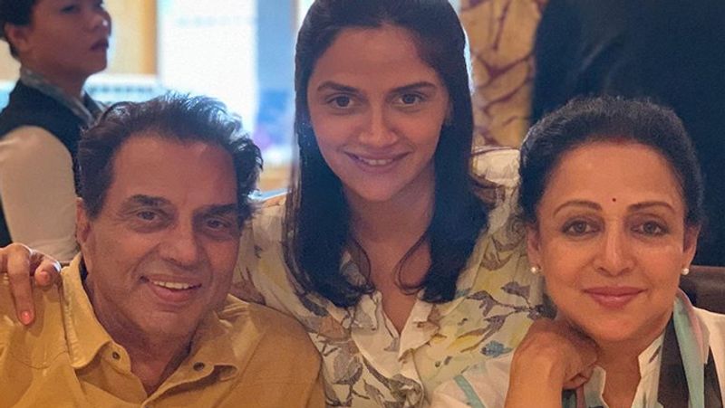 हेमा, धर्मेन्द्र से शादी कर उनकी दूसरी पत्नी बनी थी, लेकिन क्या आप जानते हैं कि शादी के बाद हेमा कभी धर्मेंद्र के घर नहीं गईं। इस बात का खुलासा राम कमल मुखर्जी की बुक हेमा मालिनी : बियॉन्ड द ड्रीम गर्ल में किया गया है।