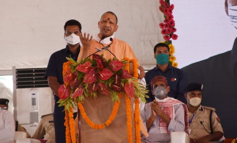चौराहों पर लगेगी दरिंदों की तस्वीरें
सीएम योगी आदित्यनाथ ने कहा कि मिशन शक्ति के तहत प्रदेश भर में बदमशों व मनचलों की पहचानकर उनकी धरपकड़ की जाएगी। इसके साथ ही सभ्य समाज के दुश्मनों की तस्वीर चौराहों पर लगेगी। उन्होंने कहा कि बेटियों व महिलाओं की सुरक्षा एवं विघटनकारियों को कठोर सजा का संदेश देने के लिए यह अभियान शुरू किया गया है। प्रदेश के सभी थानों में एक महिला हेल्पडेस्क बनाया जाएगा। यहां महिला अधिकारी व सिपाही की तैनाती होगी।
