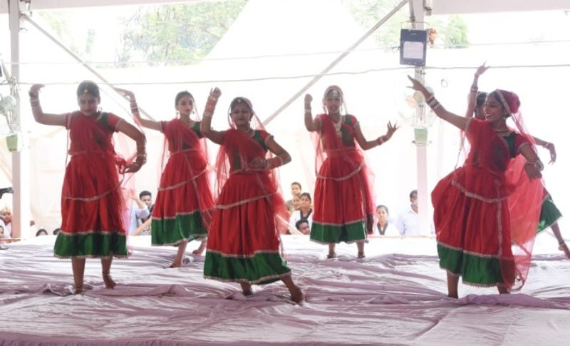 हर थाने में होगी महिला हेल्पडेस्क
इस समारोह में सीएम योगी ने कहा-बहू-बेटियों के की सुरक्ष के लिए अब प्रदेश के सभी थानों में एक विशेष कमरे में महिला हेल्पडेस्क बनाया जाएगा। यहां महिला अधिकारी व सिपाही की तैनाती होगी। जिससे वह आसानी से अपनी बात महिला अधिकारियों से कह सकेंगी। (समारोह के दौरान डांस करती हुईं लड़कियां)