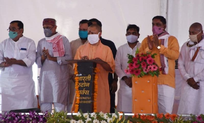 पिंक बूथ और पिंक पेट्रोल सेवा की हुई शुरुआत
मिशन शक्ति के मंच से योगी ने राजधानी में महिलाओं के लिए पिंक बूथ और पिंक पेट्रोल सर्विस की भी शुरुआत की। योगी ने सेफ सिटी गैलरी,आनलाइन फैमिली काउंसलिंग, क्रेच और महिलाओं की सुरक्षा के लिए आपरेशन शक्ति की शुरुआत की। लखनऊ में राज्यपाल आनंदीबेन पटेल ने मिशन शक्ति की शुरुआत की। राज्यपाल ने महिला पुलिस कर्मियों की पिंक पेट्रोल टीम को हरी झंडी दिखा कर रवाना किया। पिंक पेट्रोल की महिला पुलिस कर्मी स्कूटी के जरिये गश्त करेंगी और महिलाओं की सुरक्षा के लिए हर वक्त मुस्तैद रहेंगी। 