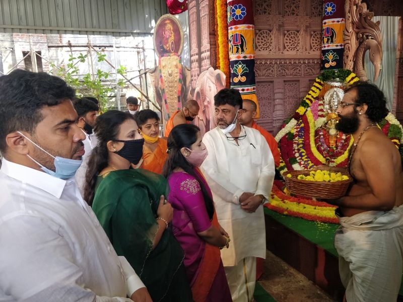 KPCC President DK Shivakumar Pooja At Hangarahalli chowdeshwari Mutt snr