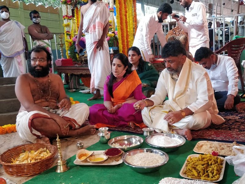 KPCC President DK Shivakumar Pooja At Hangarahalli chowdeshwari Mutt snr
