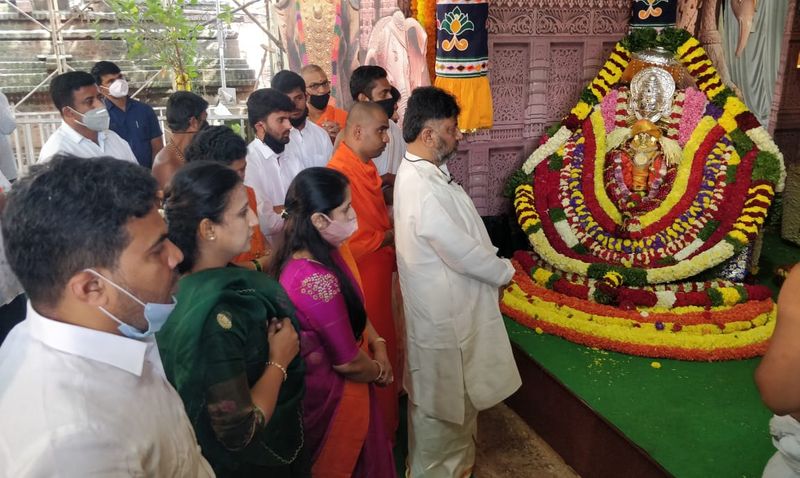KPCC President DK Shivakumar Pooja At Hangarahalli chowdeshwari Mutt snr
