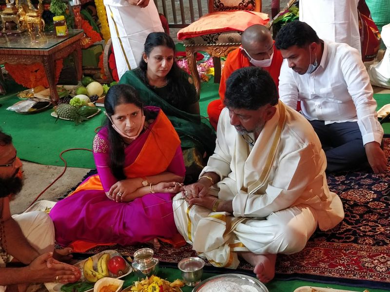 KPCC President DK Shivakumar Pooja At Hangarahalli chowdeshwari Mutt snr