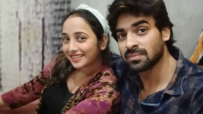 गौरतलब है कि अगर रानी चटर्जी की पर्सनल लाइफ की बात की जाए तो वो उनका नाम रवि किशन और पवन सिंह जैसे स्टार्स के साथ जुड़ चुका है। एक्ट्रेस ने एक बार कहा था कि वो किसी के साथ रिलेशनशिप में दो महीने ही रह पाई थीं। उनका ब्वॉयफ्रेंड उनसे मारपीट करता था, इसलिए उन्होंने उससे रिश्ता तोड़ लिया था।