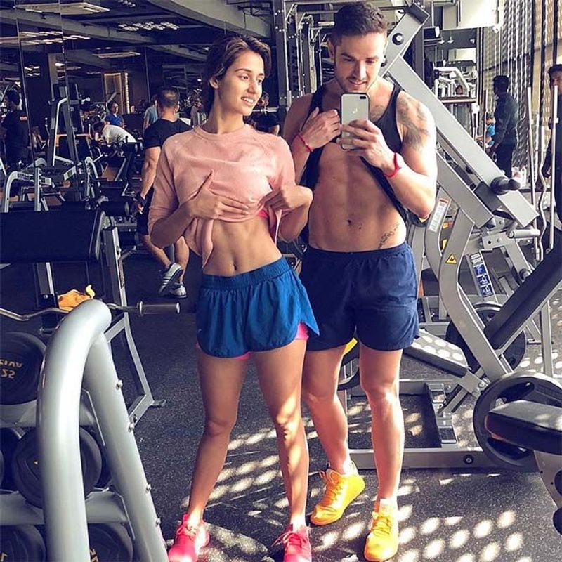 disha patani show her zero size body in a mirror selfie ksr