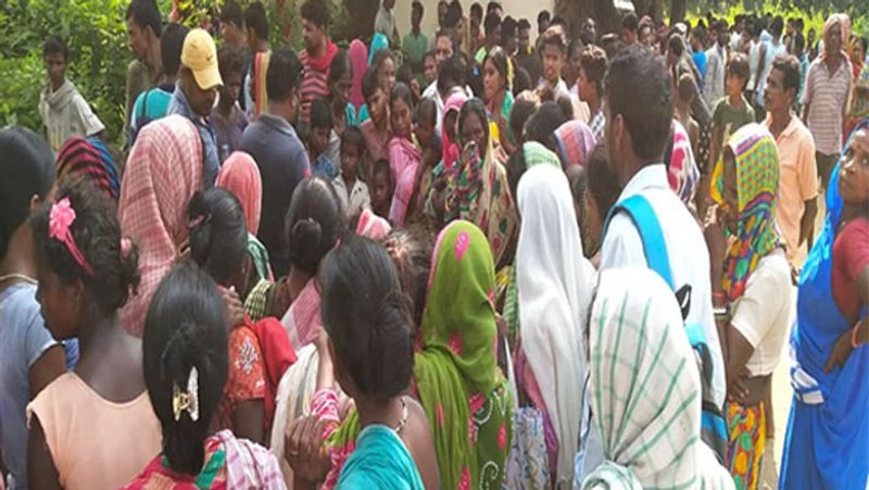एसपी अंबर लकड़ा ने बताया कि आरोपियों की गिरफ्तारी के लिए एक विशेष टीम का गठन किया गया है। आरोपी जल्द गिरफ्त में होंगे। इस घटना के बाद आक्रोशित लोगों ने प्रशासन और पुलिस के खिलाफ प्रदर्शन किया। आगे पढ़ें-पबजी खेल के जरिये 14 साल की लड़की को फंसाकर तीन युवक लगातार कर रहे थे गैंग रेप