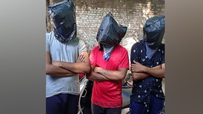 यह मामला गुजरात के जामनगर का है। यहां 17 साल की लड़की के साथ 4 लोगों ने रेप किया। आरोपियों ने लड़की को नींद की दवा पिला दी थी। इससे उसे होश नहीं रहा। आगे पढ़ें-कमरे में अकेली थी 16 साल की बहन, खराब हो गई भाई की नीयत, जानकर भी चुप रही मां