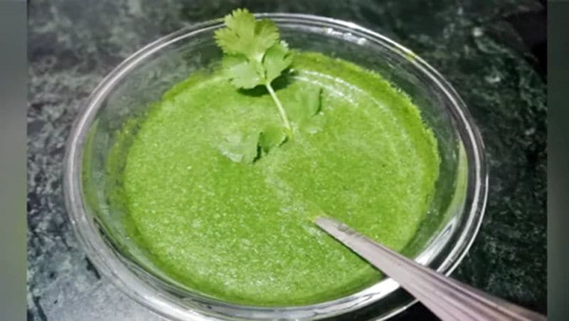 सबसे पहले आपको बताते है चटपटी हरी चटनी की रेसिपी। इसके लिए एक ग्राइंडर जार में हरा धनिया, हरी मिर्च और टमाटर डालकर पेस्ट बना लें। चटनी को एक कटोरी में निकालकर नींबू का रस और नमक मिला लें। अगर चटनी में मिर्च ज्यादा हो गई हो तो आप इसमें ताजा दही भी मिला सकते हैं। इस फलाहारी चटनी को आप आलू के साथ सर्व करें |