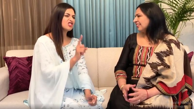 इसका जवाब देते हुए उनकी सासु मां ने कहा- मोबाइल में तुम जो न्यूज पढ़ती हो ना, उसकी जगह अगर तुम न्यूजपेपर पढ़ो तो तुम्हे अच्छा भी लगेगा और तुम्हारी आंखें भी खराब नहीं होंगी। इस पर दिव्यांका कहती हैं- बात तो सही है, लेकिन फोन पर ही न्यूज पढ़ने की आदत पड़ गई है। 