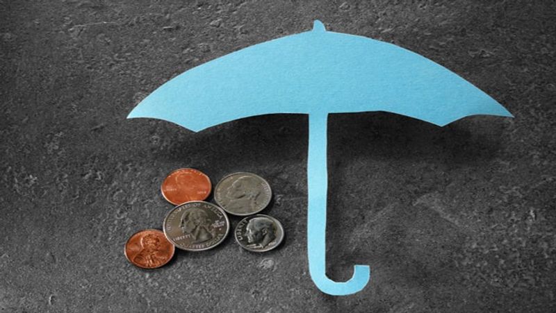 कौन ले सकता है यह बीमा
इस योजना के तहत 18 से 70 साल तक की उम्र का कोई भी व्यक्ति बीमा ले सकता है। इसमें लाइफ कवर तो मिलता ही है, आंशिक तौर पर विकलांग होने की स्थिति में भी 1 लाख रुपए का कवर मिलता है।
(फाइल फोटो)