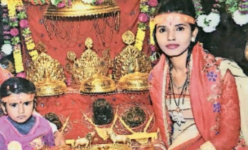 दरअसल, यह खौफनाक वारदात लधियाना शहर के नवनीत नगर कॉलोनी में शनिवार को सामने आई। जहां क्रूर महिला ने अपी बेटी को मौत के घाट उतार दिया। पुलिस ने महिला को गिरफ्तार कर लिया है। उसकी पहचान पति टिंकू की पत्नी प्रियंका के तौर पर हुई। घटना के बाद से इलाके में सनसनी फैल गई, जिस किसी ने इस घटना के बारे में सुना वह शॉक्ड है।
