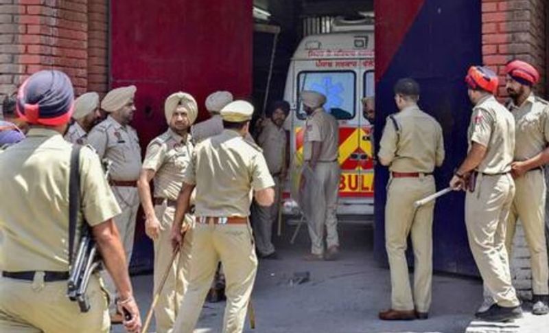 बता दें कि मामले का खुलासा आंगन में खेल रहे बच्चों ने किया। उन्होंने देखा कि घर कि दूसरी मंजिल की बाथरूम से खून टपक रहा था, वह देखते ही अपने परिजनों को बुलाकर लाए। जिसके बाद महिला को रंगेहाथ पकड़ लिया गया, फिर पुलिस को सूचित कर मौके पर बुलाया गया। जिस वक्त प्रियंका इस घटना को अंजाम दिया उस दौरान पति टिंकू काम से बाहर गया था।