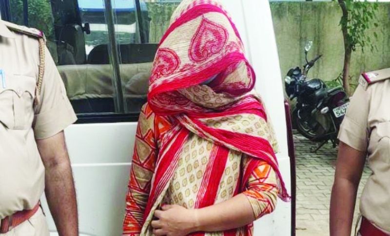 पुलिस ने बताया कि महिला ने वारदात वाले दिन देवी मां का व्रत रखा था। सुबह उसने अपने ही घर में दुर्गा मां की पूजा भी की थी। बेटी को मंदिर ले जाने के बाहने उसे नहाने के लिए लेकर गई। फिर वहीं बाथरुम में मासूम को पटक-पटक कर मार डाला। बताया जाता है कि प्रियंका ने एक सप्ताह पहले भी बेटी को मारने की कोशिश की थी। जिसके बाद से पति बेटी को अपने साथ ले जाया करता था।