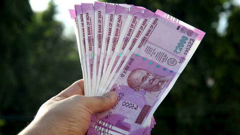 कितना कर सकते हैं निवेश
पीपीएफ अकाउंट में साल भर में कोई अधिकतम 1.50 लाख रुपए का निवेश कर सकता है। इस अकाउंट में ब्याज दर सरकार तय करती है, जो समय-समय पर बदलता रहता है।
(फाइल फोटो)