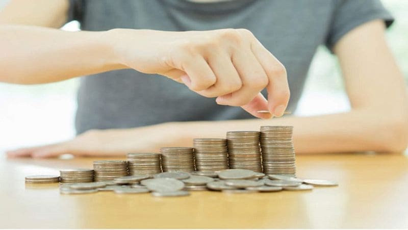 टैक्स से मिलती है छूट
पीपीएफ अकाउंट में हर साल 1.50 लाख रुपए तक के निवेश पर टैक्स में छूट मिलती है। इतना ही नहीं, पीपीएफ अकाउंट EEE (exempt-exempt-exempt) कैटेगरी के तहत आता है। इसमें मेच्योरिटी पर मिलने वाले धन पर किसी तरह का कोई टैक्स नहीं लगता है।
(फाइल फोटो)