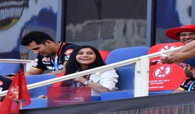 मैच के दौरान धनश्री खुले बालों में नजर आई। दुबई की गर्मी में लंबे बालों के बीच वो मुस्कुराते हुए टीम को सपोर्ट कर रही थी। अपनी मुस्कान के साथ धनश्री ने लोगों का ध्यान खींचा। 
