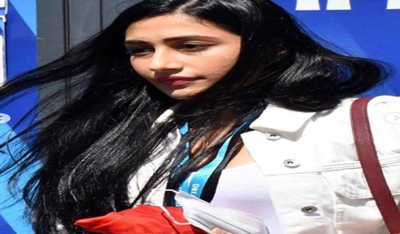 धनश्री सफ़ेद डेनिम शर्ट और आंखों में लाइनर लगाकर अपने मंगेतर को देखने पहुंची। हालांकि, सादगी में भी बेहद खूबसूरत दिख रही धनश्री की एक चीज ने लोगों का सबसे ज्यादा ध्यान खींचा। 