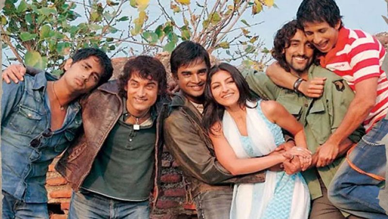 <p>2004 ರಲ್ಲಿ ಮೀನಾಕ್ಷಿ - ಎ ಟೇಲ್ ಆಫ್ ತ್ರೀ ವಿಸ್ಲ್ಸ್ ಚಿತ್ರದ ಮೂಲಕ ನಟನಾಗಿ ಪಾದಾರ್ಪಣೆ ಮಾಡಿದರು. ಅಮೀರ್ ಖಾನ್ ಜೊತೆ ನಟಿಸಿದ ಚಿತ್ರ ರಂಗ್ ದೇ ಬಸಂತಿ ಕುನಾಲ್ಗೆ ಫೇಮ್ ತಂದು ಕೊಟ್ಟಿತು. <br />
</p>