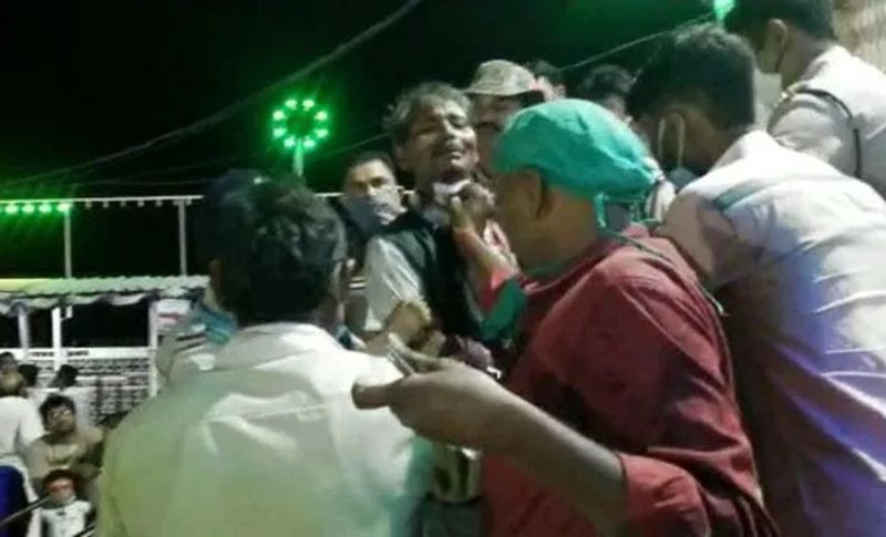 बता दें कि नवरात्रि के पहले दिन उत्तर प्रदेश के बांदा जिले के बदौसा से एक परिवार मां शारदा का दर्शन करने के लिए मैहर पहुंचा था। सभी लोग मंदिर में मत्था टेकने के बाद वापस नीचे उतर रहे थे। इसी दौरान अपने परिवार से अलग होकर सीढ़ियों पर राजकुमार वर्मा नाम के युवक ने चाकू से खुद का गला रेत लिया। 