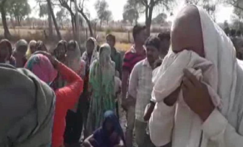 युवक ने जब अपना गला काटा तो बाद मां से हाथ जोड़कर न्याय मांगने लगा। चीखते हुए कहता मां आपको एक बार फिर से मेरे लिए धरती पर आना होगा। मेरे साथ अन्याय हो रहा है, इसलिए आपको आकर न्याय करना होगा। पुलिस युवक के परिवारवालों से इस मामले में पूछताछ कर रही है कि वह किस न्याय की बात कर रहा था।
