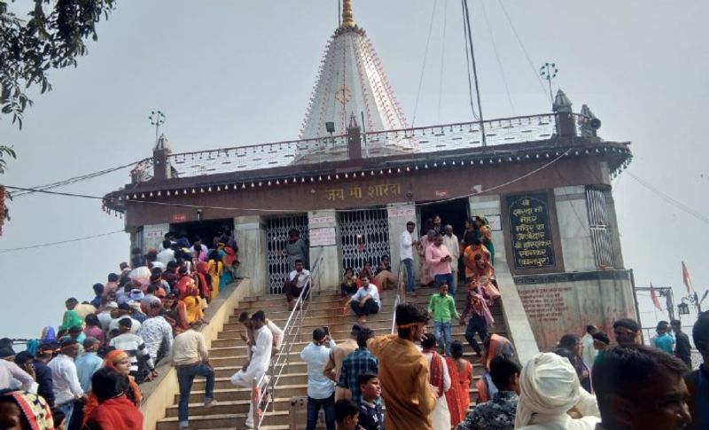 दरअसल, दिल दहला देने वाला यह मामला सतना के मां शारदा देवी के दरबार का है। जहां पर 50 वर्षीय एक व्यक्ति ने खौफनाक कदम उठाया। खून से लथपथ शख्स को देख मंदिर में हंगामा मच गया और चीखते हुए भागने लगे। पुलिस ने युवक को तत्काल सिविल अस्पताल में भर्ती कराया।, लेकिन उसकी हालत फिलहाल गंभीर बताई जा रही है। 