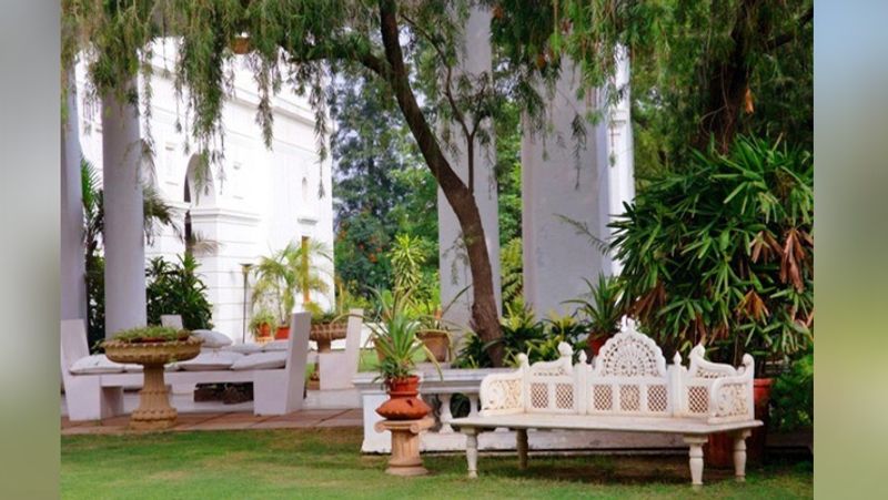 2003 में मंसूर अली खान की मां साजिदा सुल्तान की मौत के बाद उन्हें सरकारी बंगला छोड़ना पड़ा। उसके बाद नवाब पटौदी पत्नी शर्मिला टैगौर के साथ इस पैलेस में रहने लगे थे।