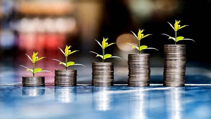 कितना कर सकते हैं निवेश
पोस्ट ऑफिस की नेशनल सेविंग्स सर्टिफिकेट (NSC) में न्यूनतम 1000 रुपए का निवेश करना होता है। इस स्कीम में अधिकतम निवेश की कोई सीमा नहीं है। कोई भी व्यक्ति कितनी भी रकम का निवेश कर सकता है। इस योजना का लॉक इन पीरियड 5 साल का है। इसका मतलब है कि 5 साल से पहले इसमें से पैसा नहीं निकाला जा सकता है।
(फाइल फोटो)
