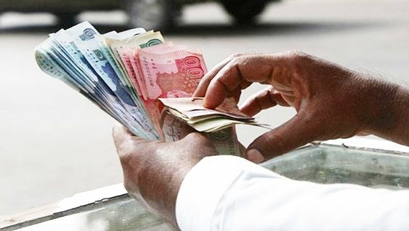 कौन कर सकता है निवेश
पोस्ट ऑफिस की नेशनल सेविंग्स सर्टिफिकेट (NSC) स्कीम में 18 साल की उम्र का कोई भी व्यक्ति अकाउंट खोल सकता है। इसके अलावा, किसी नाबालिग के नाम पर भी खाता खोला जा सकता है। तीन वयस्क लोग मिल कर जॉइंट अकाउंट भी खोल सकते हैं।
(फाइल फोटो)