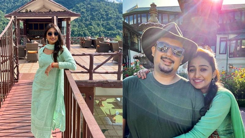 बता दें, लॉकडाउन के बाद पिछले कुछ दिनों से मोहिना कुमार पति के साथ क्वालिटी टाइम स्पेंड कर रही हैं। वो इन दिनों मसूरी में छुट्टियां इन्जॉय कर रही हैं। मोहिना ने सतपाल महाराज के छोटे बेटे सुयश रावत संग सात फेरे पिछले साल अक्टूबर में लिए थे।
