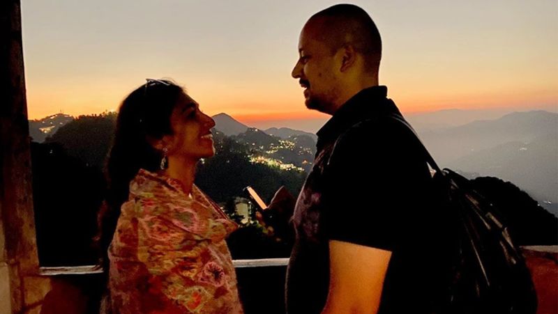 मोहिना रीवा के राजा पुष्पराज सिंह जूदेव की बेटी हैं। एक्ट्रेस ने 8 फरवरी, 2019 को गोवा में सुयश के साथ सीक्रेट सगाई की थी। शादी करने से पहले ही मोहिना कुमारी ने इस बात का ऐलान कर दिया था कि वह अब टीवी के किसी शो में काम नहीं करेंगी। 