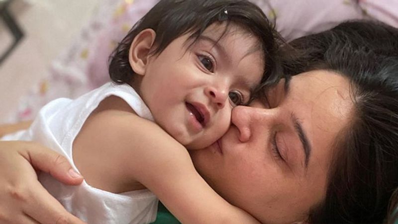 हाल ही में माही ने एक एंटरटेनमेंट वेबसाइट से बात करते हुए अपने मां बनने के एक्सपीरियंस को लेकर बात की थी। माही ने कहा था- जब बात तारा की आती है तो मैं काफी प्रोटेक्टिव हो जाती हूं। मैं चाहती हूं कि उसके कमरे में सब चीज सही तरीके से हो। मैं खुद उसकी बॉटल्स को धोती हूं। उसके कमरे का टेम्प्रेचर चेक करती रहती हूं। मैं 5 मिनट भी आराम से बैठकर रिलेक्स नहीं करती क्योंकि मैं चाहती हूं कि वह हमेशा कम्फर्टेबल हो।