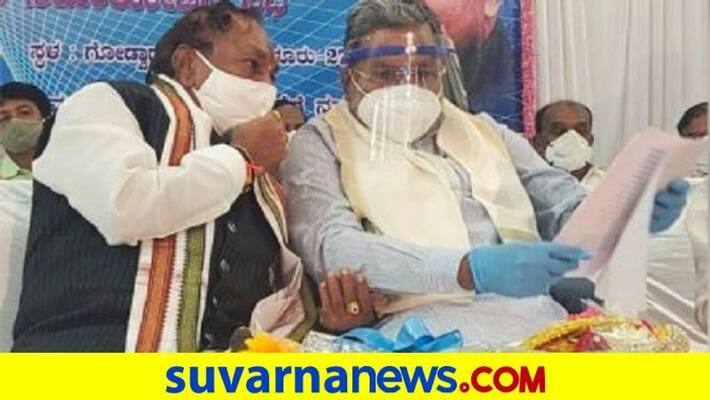 Minister KS Eshwarappa shares stage with Congress Leader siddaramaiah rbj Minister KS Eshwarappa shares stage with Congress Leader siddaramaiah rbj
