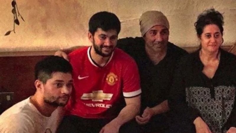 धर्मेंद्र की बड़ी बहू की फोटो हाल ही में तब चर्चा में आई जब उनके बेटे करण देओल ने मदर्स डे के मौके पर बचपन की एक फोटो शेयर की।