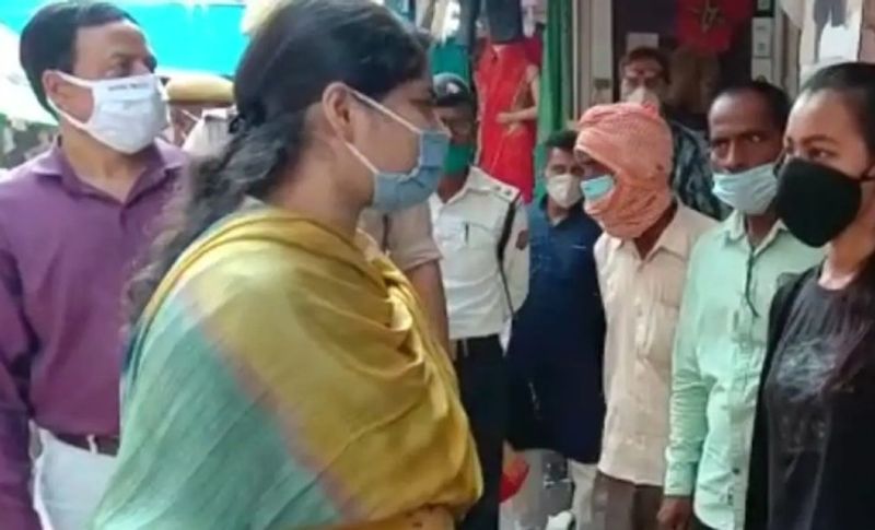 बेटियों की सुरक्षा बनी रहे इसलिए यह दोनों अधिकारी बाजार में खरीददारी करने आ रहीं महिलाओं और लड़कियों से बात करती हैं। कहते कि तुमको रास्ते में किसी ने छेड़ा या बदसलूकी तो नहीं की। या फिर किसी ने कोई गंदा कमेंट्स या परेशान तो नहीं किया। 