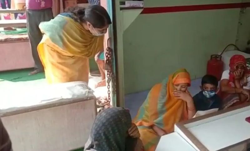 महिला सुरक्षा के लिए आईएएस ईशा प्रिया बजारों और सड़कों केअलावा लोगों के घर भी जा रही हैं। जहां वह महिलाओं से काफी लंबी बातचीत करती हैं। उनको अपना नंबर और ऑफिस का पता बताती हैं कहती हैं कि कभी भी अगर आपको कोई परेशान करे तो आप सीधे मेरे पास आना।