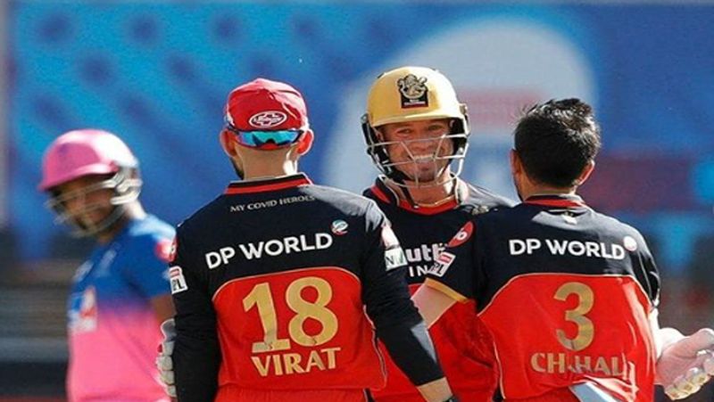 इन दिनों यूएई में आईपीएल खेला जा रहा है। जिसमें आरसीबी की टीम शानदार प्रदर्शन कर रही है। टीम के कप्तान विराट कोहली मैदान के साथ- साथ सोशल मीडिया पर भी छाए हुए हैं। हाल ही में कोहली ने अपनी और अनुष्का की तस्वीर इंस्टाग्राम पर शेयर की है, जो जमकर वायरल हो रही है।