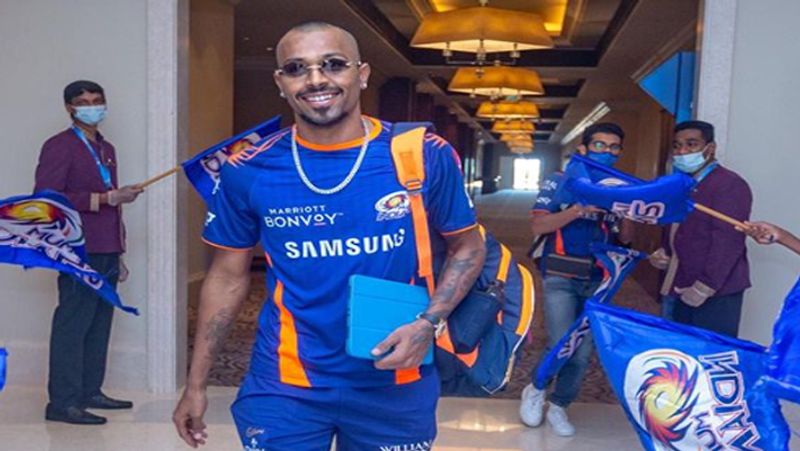हाल ही में उनका नया लुक फैंस को काफी आकर्षित कर रहा है। दरअसल, हार्दिक ने रविवार को मैच से पहले अपनी एक तस्वीर सोशल मीडिया पर शेयर की थी। इस तस्वीर में उनका हेयर स्टाइल फैंस को काफी धांसू लगा। उनका ब्लाड लुक और कानों में हीरे के टॉप्स किसी रॉकस्टार से कम नहीं लग रहे है।
