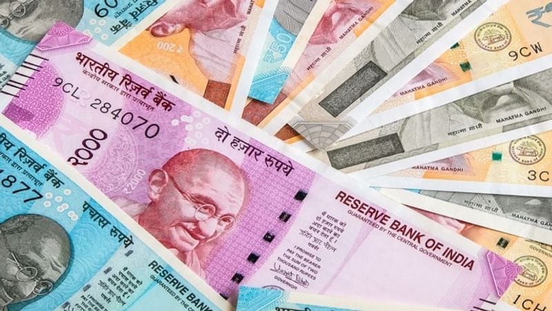 क्या है यह सुविधा
बैंकों के एटीएम से आधार के जरिए पैसे निकालने की इस सुविधा का नाम आधार इनेबल्ड पेमेंट सिस्टम (AePS) है। यह सिस्टम खास तौर पर बैंकों के एटीएम से आधार के जरिए पैसा निकालने के लिए डेवलप किया गया है, ताकि जिन लोगों के पास एटीएम की सुविधा नहीं है, वे इसके जरिए ट्रांजैक्शन कर सकें।
(फाइल फोटो)
