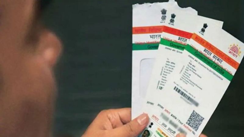 कैसे काम करता है Aadhaar माइक्रो एटीएम
आधार माइक्रो एटीएम पॉइंट ऑफ सेल (POS) डिवाइस की तरह काम करता है। इसका मकसद पिनलेस बैंकिंग को बढ़ावा देना है। इससे ट्रांजैक्शन पर किसी भी तरह का चार्ज नहीं लगता है। एटीएम की तरह इसमें कैश-इन और कैश-आउट नहीं होता है, बल्कि आधार माइक्रो एटीएम को ऑपरेटर संचालित करता है।
(फाइल फोटो)
