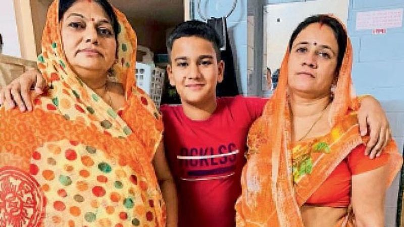 बीकानेर, राजस्थान. देशनोक में 13 साल के बच्चे का किडनैप करके 2 करोड़ रुपए की फिरौती मांगने वाले गांव के ही बदमाश को पुलिस ने 2 घंटे के अंदर दबोच लिया। बिना मेहनत के करोड़पति बनने का सपना देख रहे आरोपी ने किडनैपिंग को अंजाम दिया था। हालांकि बाद में वो 5 लाख की फिरौती पर उतर आया था। लेकिन इससे पहले कि वो पैसे ले पाता, पुलिस ने पकड़ लिया। बच्चे का अपहरण घर के बाहर खेलते समय किया गया था। पुलिस के अनुसार, वार्ड-13 निवासी अशोक मूंधड़ा के 9वीं क्लास में पढ़ने वाले बेटे राम का बुधवार शाम गांव के ही युवक भूपेश चारण ने किडनैप कर लिया था। आरोपी उसे किसी का पता पूछने के बहाने अपने साथ बाइक पर ले गया था। इसके बाद उसने बच्चे की मां को फिरौती के लिए कॉल किया था। राम के पिता 5 लाख रुपए लेकर आरोपी के बताए ठिकाने पर पहुंचे। लेकिन पुलिस ने उसे पकड़ लिया। आरोपी ने फिरौती के लिए बच्चे के परिजनों को 5 बार फोन किया। पुलिस ने मोबाइल की लोकेशन ट्रेस कर ली थी। हालांकि आरोपी ने कई बार फिरौती मंगाने के ठिकाने बदले, लेकिन वो पुलिस से बच नहीं सका। आगे पढ़ें-मालिक की बहन से हुआ 'कल्लू' को प्यार, प्रेमिका का मासूम भांजा बेवजह इनके चक्कर में फंस गया