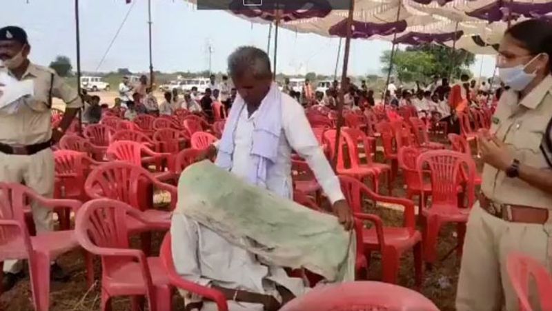 किसान की लाश सभास्थल से हटने के बाद सिंधिया ने अपने भाषण में कमलनाथ और दिग्विजय सिंह की जोड़ी पर तंज कसा। उन्होंने कहा कि एक छोटा भाई है और दूसरा बड़ा भाई। सरकार का रिमोट कंट्रोल दिग्विजय सिंह के हाथ में था।
