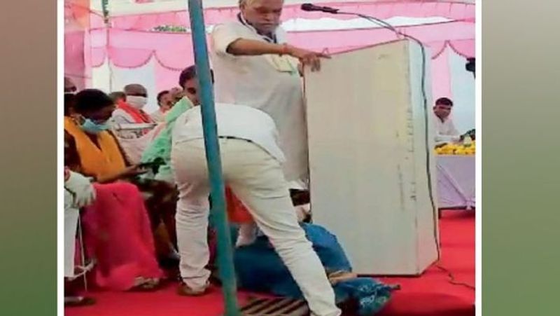 यह तस्वीर सागर जिले की सुरखी विधानसभा क्षेत्र के जैसीनगर की है। विधानसभा की 28 सीटों के लिए होने जा रहे उप चुनाव के मद्देनजर बुधवार को यहां भाजपा मंडल का कार्यकर्ता सम्मेलन आयोजित किया गया था। इस दौरान जब भाजपा के पूर्व राष्ट्रीय उपाध्यक्ष प्रभात झा जब भाषण दे रहे थे, तब एक बुजुर्ग उनके पैरों में पड़ी रही। वो अपनी कोई समस्या लेकर सामने आई थी। इसके बाद झा अपना भाषण देते रहे। वे सिर्फ इतना बोले कि अभी सुनते हैं माताजी..अभी ठहरिये। यह तस्वीर सोशल मीडिया पर वायरल हो रही है। हालांकि बाद में भाजपा जिलाध्यक्ष गौरव सिरोठिया ने बताया कि सभा खत्म होने के बाद प्रभात झा ने बुजुर्ग महिला से बात की थी। उसकी समस्या का निराकरण भी करा दिया गया। बता दें कि सुरखी सीट से भाजपा प्रत्याशी गोविंद सिंह राजपूत हैं। वे 7 महीने पहले कांग्रेस छोड़कर भाजपा में शामिल हुए थे।